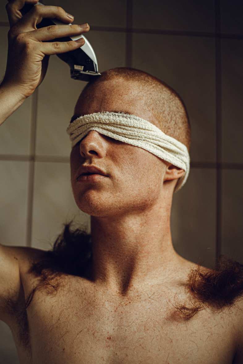 Jeune homme dont la chevelure est rasée à la tondeuse illustrant les contraintes physiques des prélèvements capillaires en analyse toxicologique réglementée