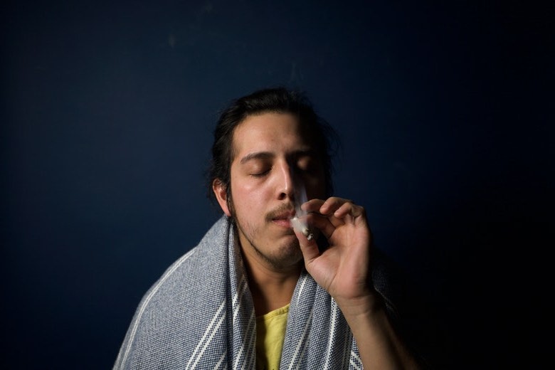 Fumer plus de cannabis que prévu est un symptôme de dépendance