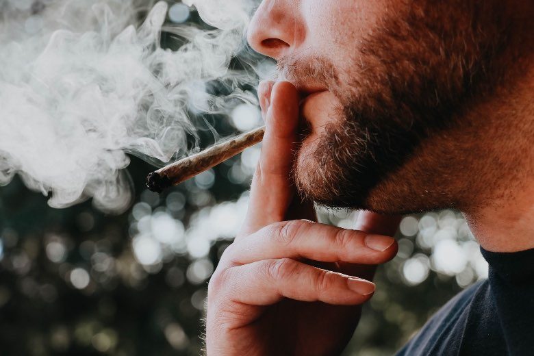 Personne qui fume de l'herbe avant une attaque de panique