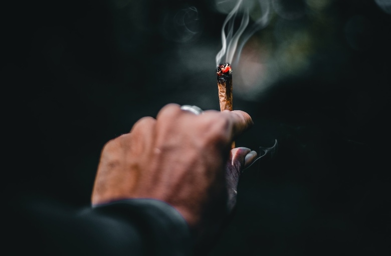 Homme mexicain fumant de la marijuana