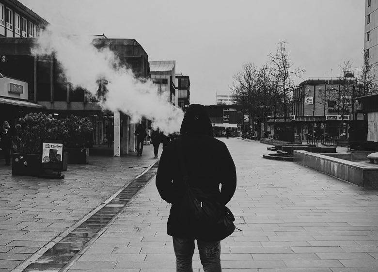 Personne utilisant un vaporisateur d'herbes