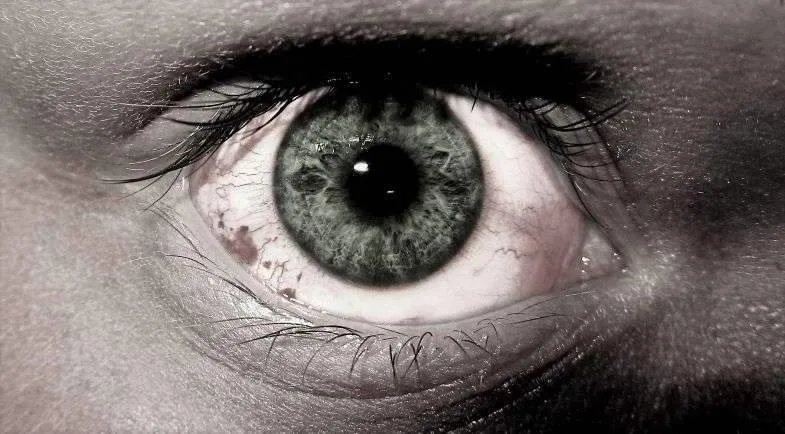 Découvrez si l'herbe légale vous donne des yeux rouges.