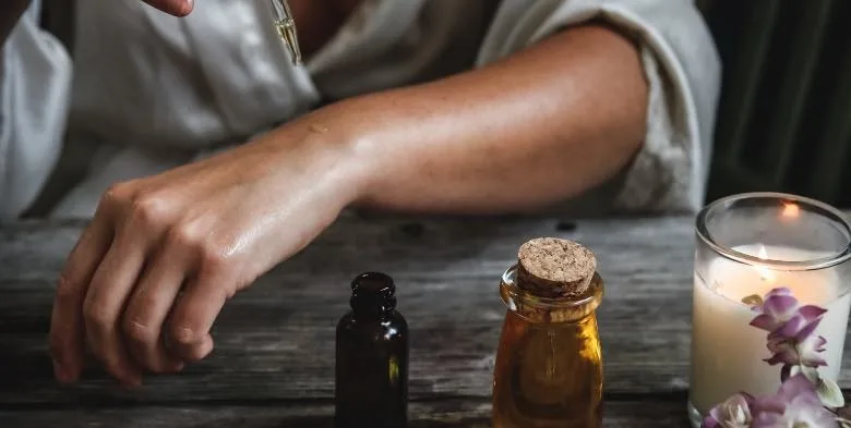 Personne qui utilise l'huile de CBD pour ses propriétés