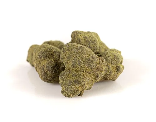 Tas de moonrock CBD aux nuances vert-doré couvert de kief sur fond blanc en photo packshot studio