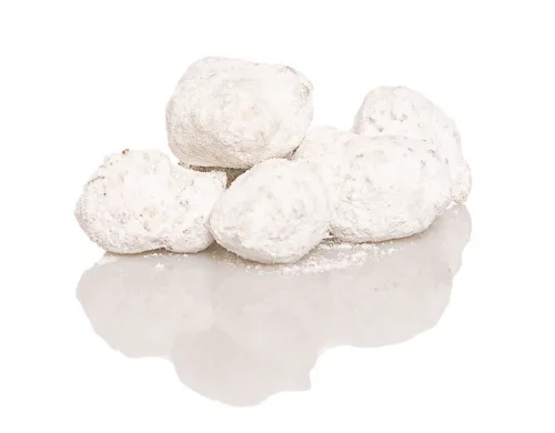 Tas d'icerock CBD blanc cristallin recouvert de poudre blanche fine sur fond blanc réfléchissant en photo packshot