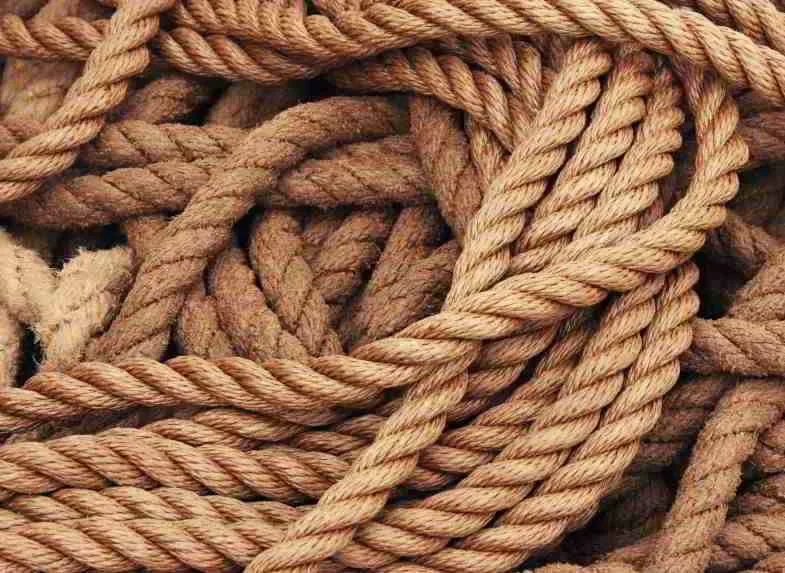 Cordes et cordages traditionnels en fibre de chanvre illustrant l'usage industriel historique du chanvre textile dans le secteur maritime européen