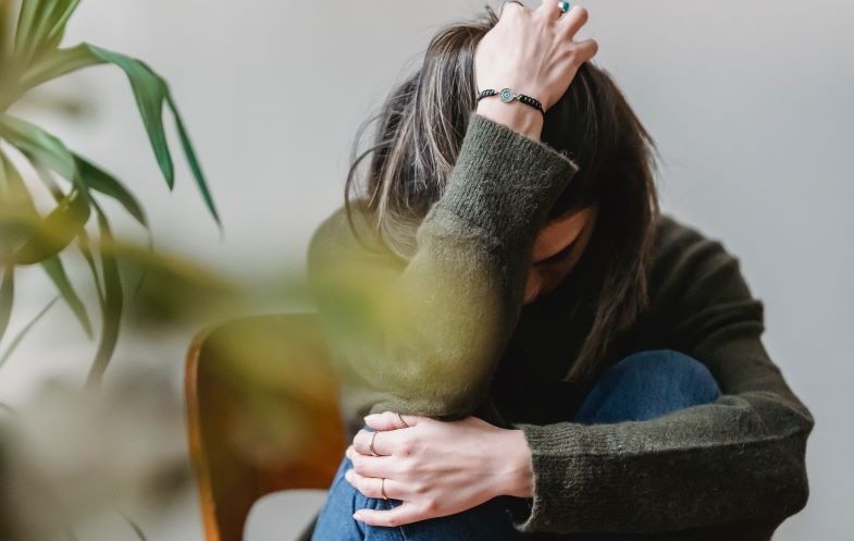 Fille en proie à une crise d'anxiété