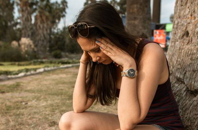 Fille pendant une crise d'angoisse