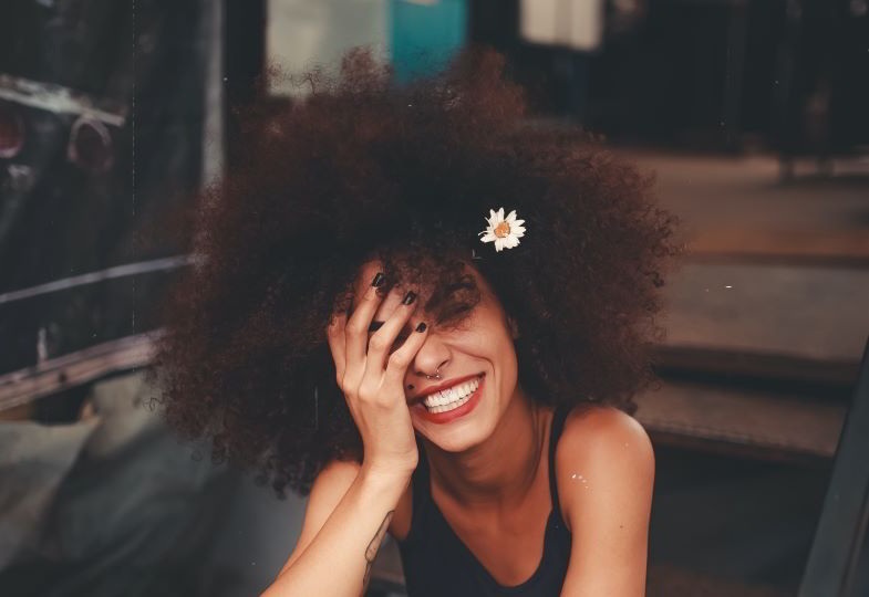 Fille sous l'influence de la marijuana