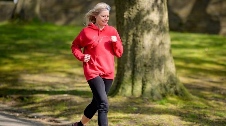 Femme en jogging