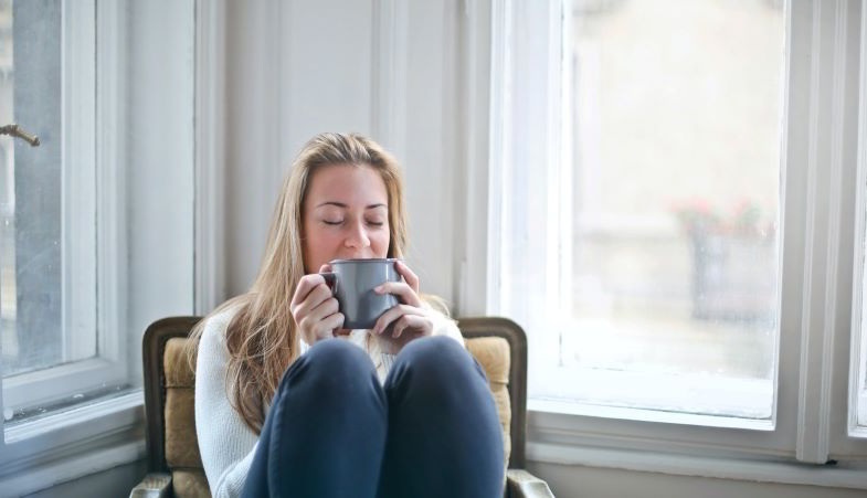 Fille buvant une tisane naturelle contre l'anxiété