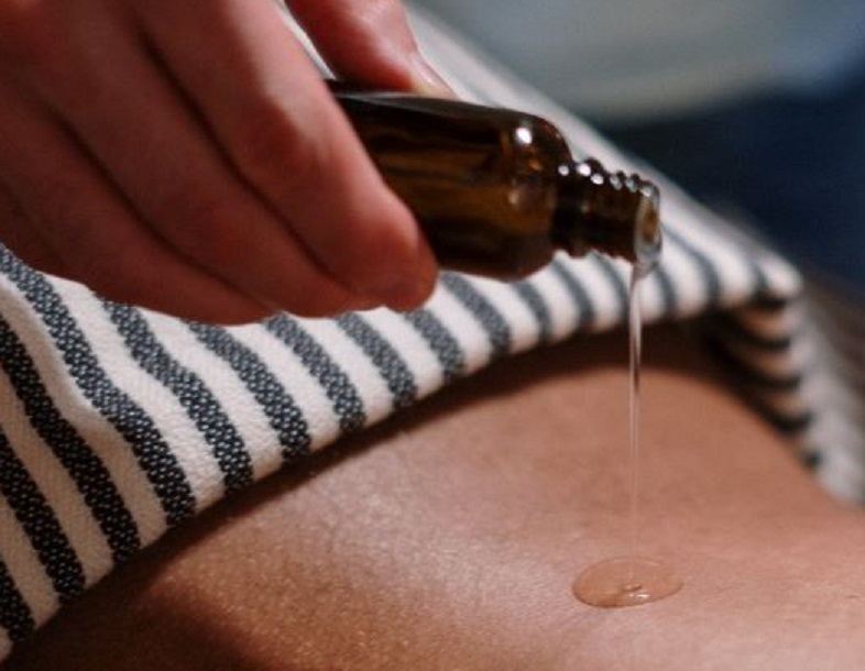 Application d'une huile pour les douleurs musculaires