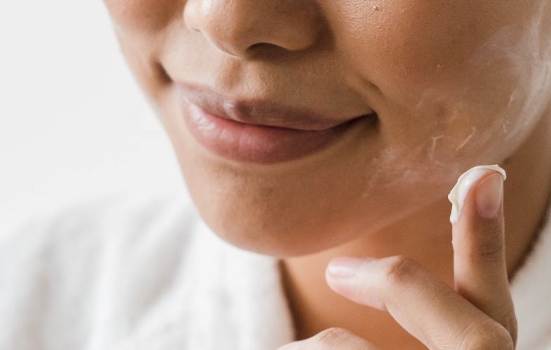 Femme utilisant une crème de chanvre pour le visage