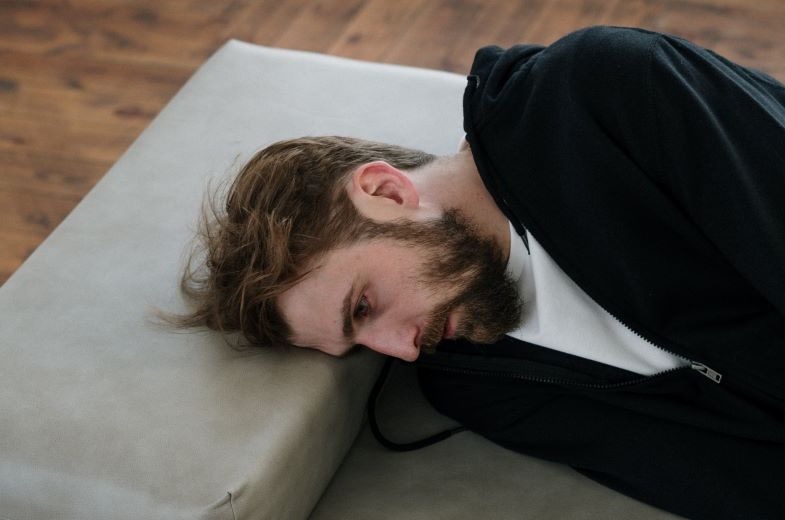 Homme endolori