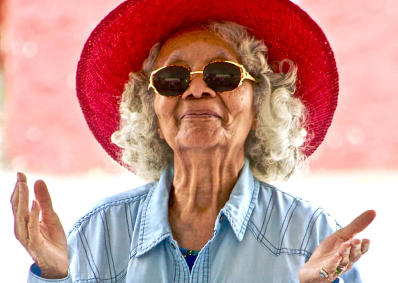 Une femme âgée heureuse que l'huile de CBD ait fait disparaître sa douleur