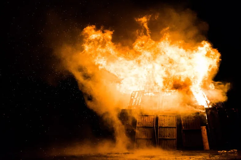 Illustration des risques d'explosion liés au gaz butane utilisé en extraction domestique de cannabis, accident industriel et déflagration