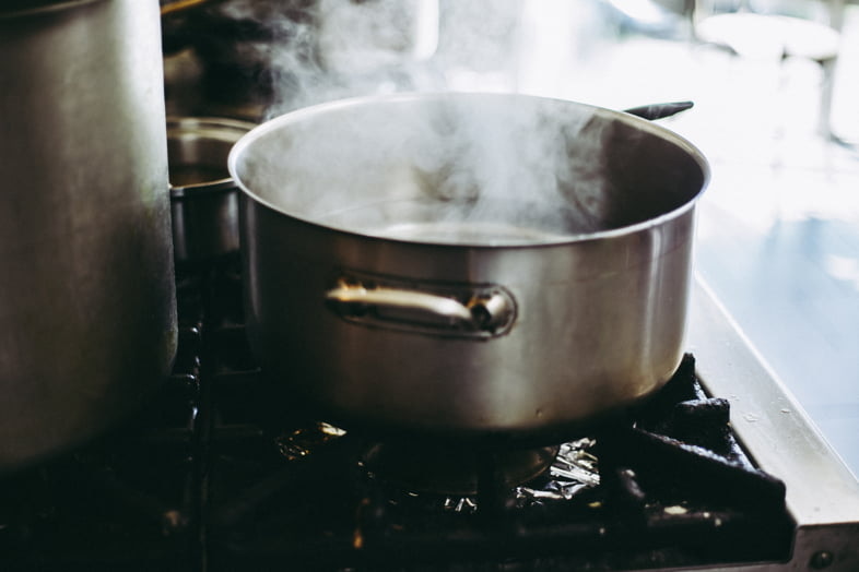 Pot avec de l'eau bouillante