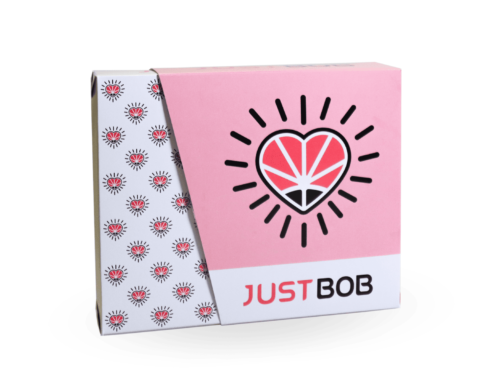 Emballage rose pour le kit Saint-Valentin JustBob de cannabis léger.