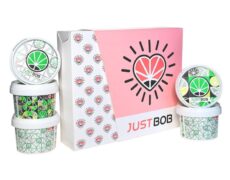Kit Saint-Valentin JustBob - Cannabis Légère Kit Saint-Valentin avec boîte rose JustBob et pots de cannabis léger décorés.