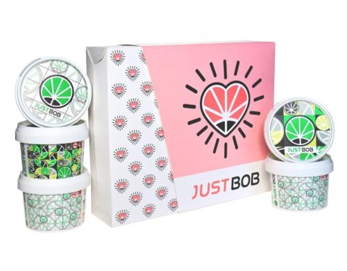 Kit Saint-Valentin avec boîte rose JustBob et pots de cannabis léger décorés.