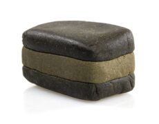 Bloc compact de haschich CBD WAFER CBG isolé sur fond blanc 