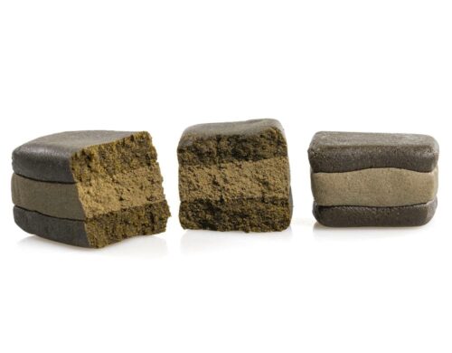 Plusieurs morceaux de haschich CBD WAFER CBG sur fond clair