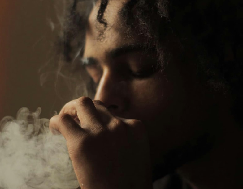 Garçon fumant de la marijuana | Justbob