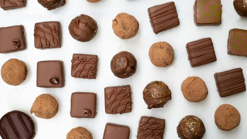Boîtes de chocolats artisanaux symbolisant les plaisirs aromatiques alternatifs au cannabis dans les dispositifs français de prévention
