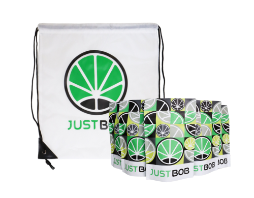 Sac à dos blanc avec logo vert de JustBob et emballages pour fleurs de CBD