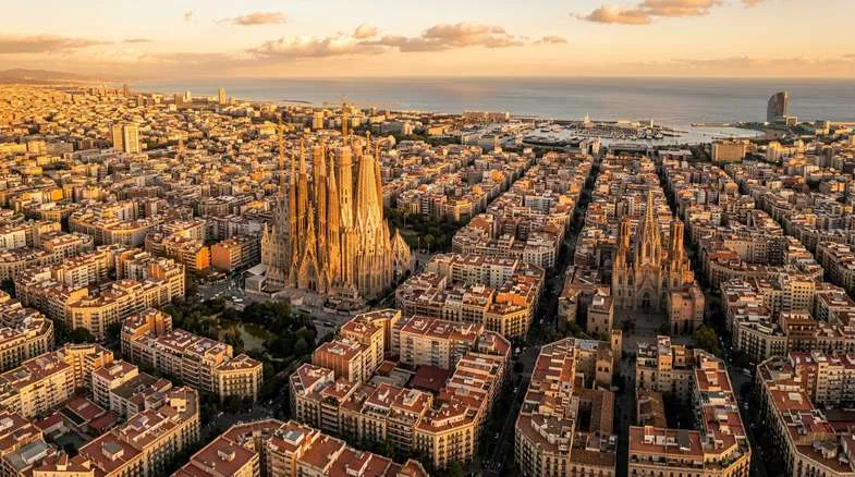 Vue aérienne de Barcelone au coucher du soleil avec la Sagrada Familia et le quartier de l'Eixample
