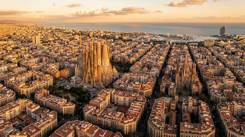 Vue aerienne de Barcelone au coucher du soleil avec la Sagrada Familia et le quartier de l'Eixample