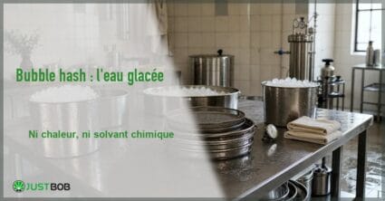 Bannière éditoriale de l'article sur le bubble hash : atelier d'extraction à froid en inox avec seaux de glace et tamis empilés, logo Justbob